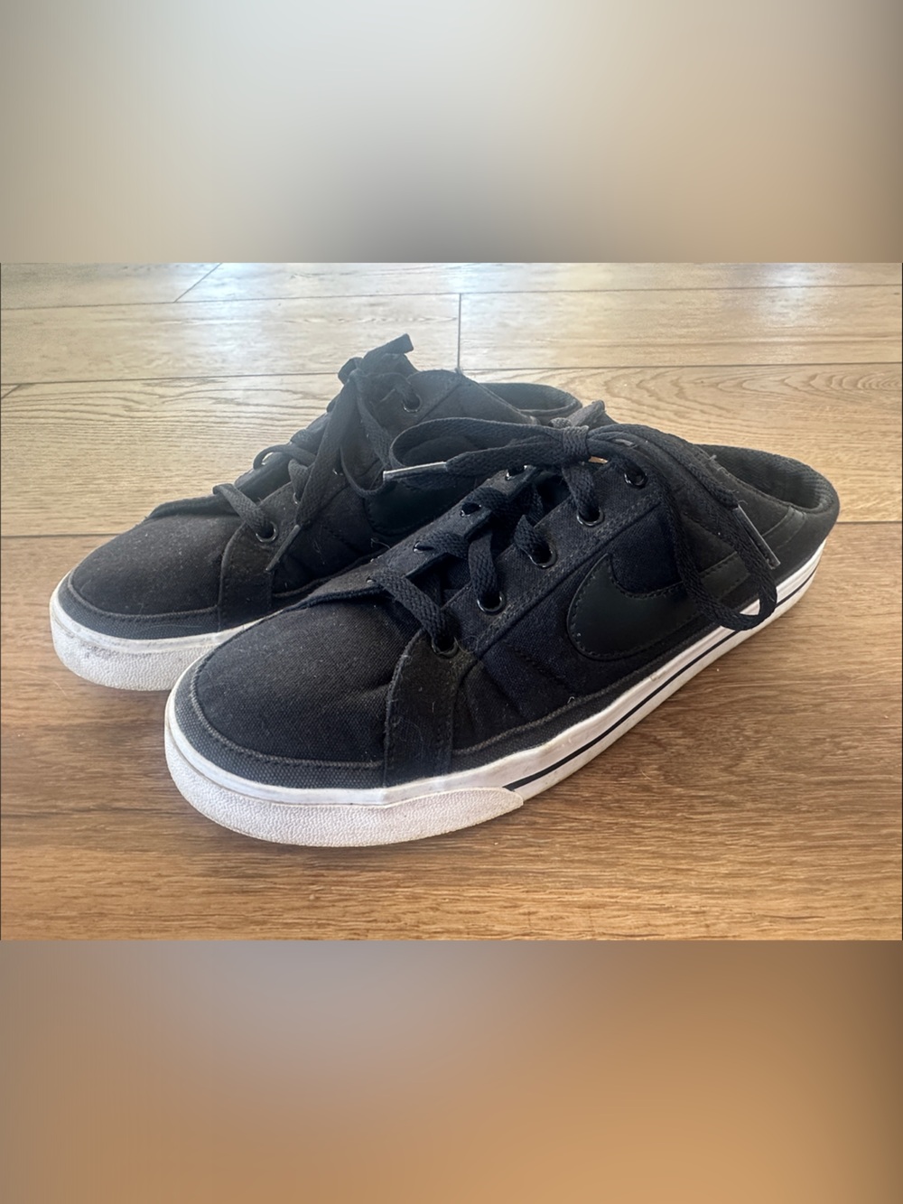 Nike Black Low-Top Sneakers with White Midsole